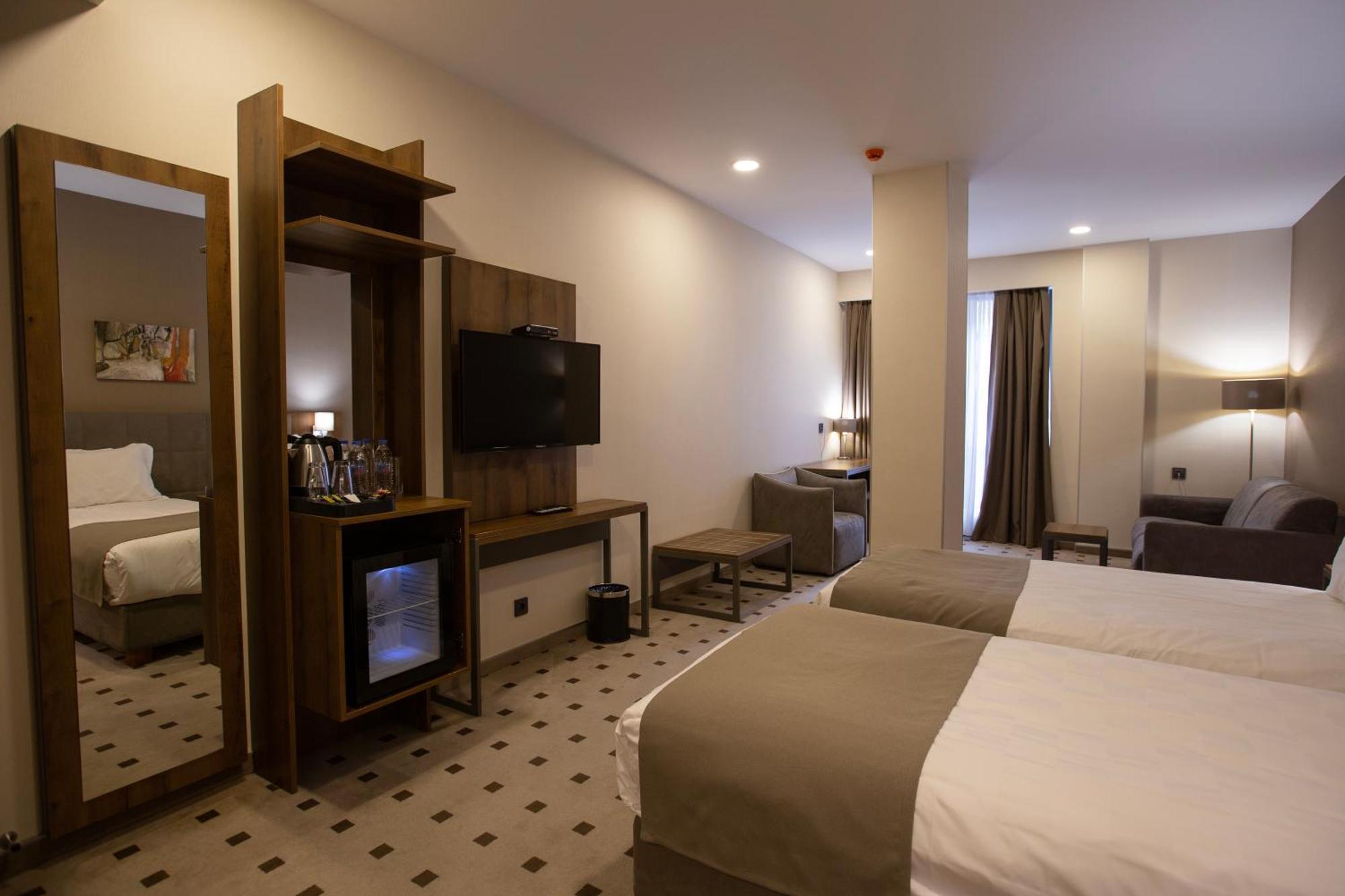 Avenue Hotel Tbilisi Buitenkant foto