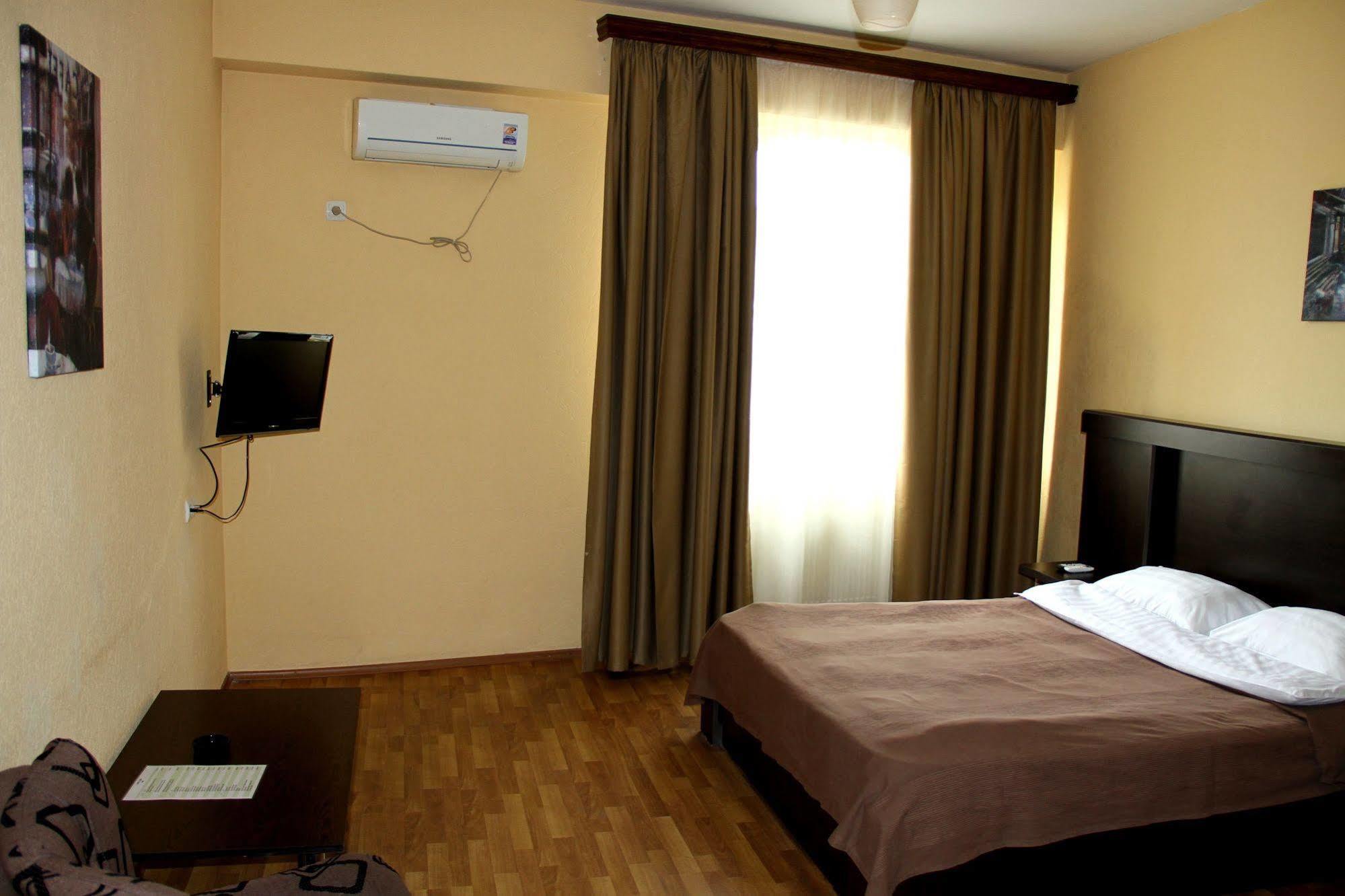 Avenue Hotel Tbilisi Buitenkant foto