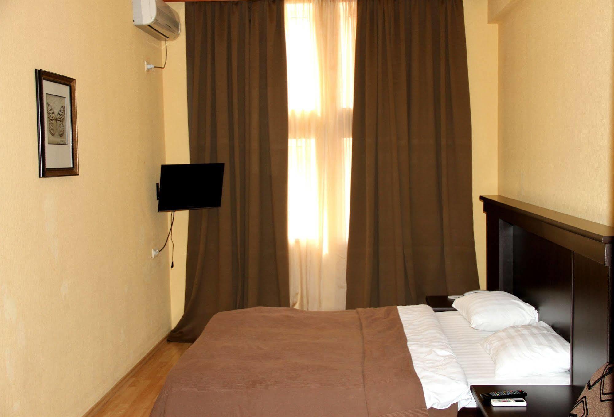 Avenue Hotel Tbilisi Buitenkant foto
